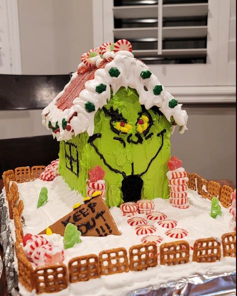 Gingerbread House Ideas Easy Decoration, Gingerbread Grinch House, Ginger Bread Ideas Creative, Gramcracker Ginger Bread House Ideas, Gingerbread Decorating Contest, Ginger Bread House Theme Ideas, The Grinch Gingerbread House Ideas, Ginger Bread House Decoration Ideas, Gingerbread House Ideas Creative Funny