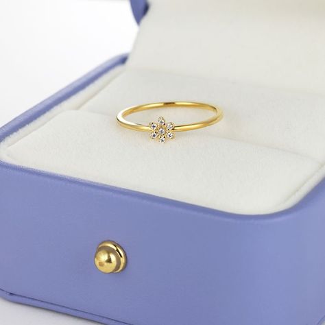 Make a statement with the perfect combination of delicacy and striking beauty. Introducing the Tiny Diamond Flower Ring - a timeless piece that will take your style to new heights. 🌸 Don't settle for ordinary accessories. Upgrade your jewelry collection with this ring and let your style bloom like never before.🤗 Diamond Meaning, Diamond Flower Ring, Flower Diamond Ring, Favorite Engagement Rings, Gift Card Design, Daisy Ring, Diamond Jewel, Birthday Ring, Tiny Diamond