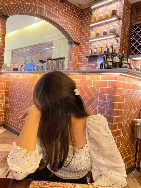 Outfit Ideas For Cafe, Poses In Cafe, Candid Selfie Poses, Cafe Picture Ideas, Cafe Pics, Girly Poses, Candid Pictures, Italian Girl, Candid Photo