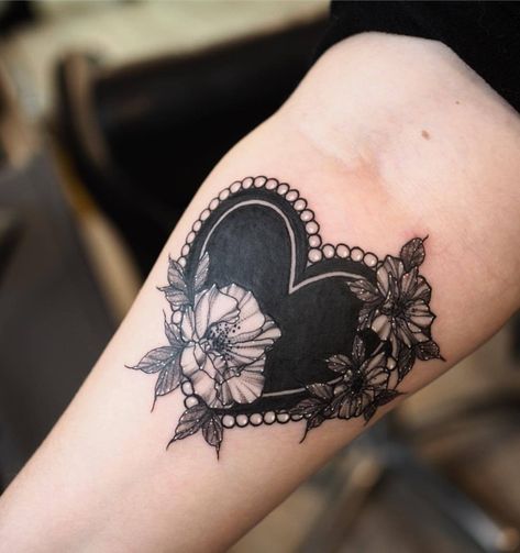 Black Heart Tattoos, Wrist Tattoo Cover Up, Traditional Tattoo Designs, Jewel Tattoo, Occult Tattoo, Flower Tattoo Shoulder, Floral Tattoo Sleeve, Arm Band Tattoo, Heart Tattoo Designs