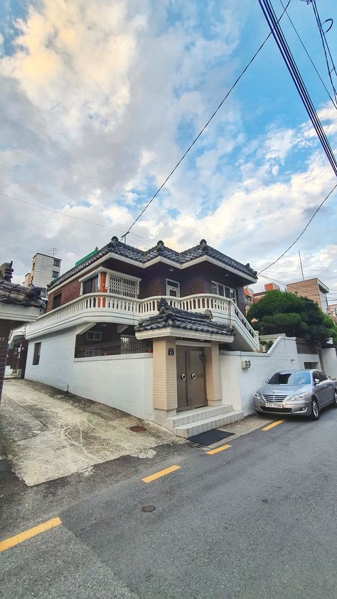 Houses In Seoul South Korea, K Drama House Interior, House In South Korea, Korean Neighborhood Aesthetic, House In Korea Seoul, Korea House Modern Seoul, South Korea House, Houses In South Korea, Korean House Aesthetic