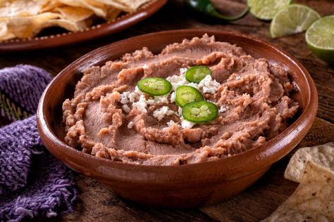 Traditional Guatemalan Food, Guatemalan Recipes, Refried Beans Recipe, Frijoles Refritos, Mexican Side Dishes, Pork Meat, High Fiber Foods, Fiber Foods, Pinto Beans