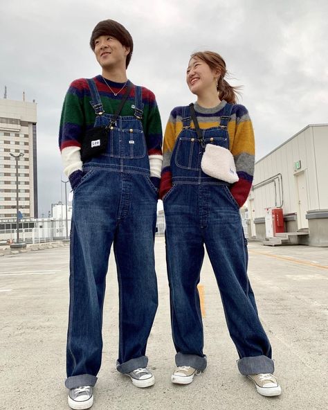 Overalls Outfits, Jumpsuit Jeans, Fashion 2000, Couple Outfit Ideas, Overalls Fashion, Colorful Jacket, Overalls Outfit, Vintage Couples, Couple Poses