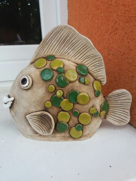 Diy Keramik, Clay Fish, Pottery Animals, Cerámica Ideas, Sunbonnet Sue, Pottery Handbuilding, Hand Painted Pottery, Fish Sculpture, Ceramic Fish