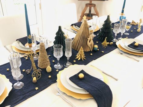 Navy Blue Christmas Table Decor, Christmas Table Blue And Gold, Navy And Gold Christmas Table, Blue And Gold Christmas Table, Christmas Table Decorations Blue, Navy Christmas Table, Christmas Table Set Up, New Years Eve Table Setting, Black Christmas Decorations