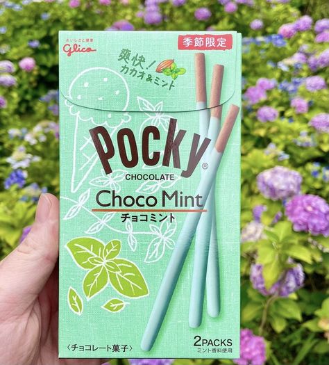 Japanese Snacks Aesthetic, Pocky Aesthetic, Balzam Na Pery, Pocky Sticks, Japan Snacks, Asian Candy, Candy Drinks, Korean Snacks, Movie Snacks