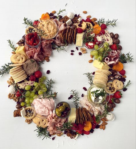 Food Wreath Ideas, Cheese Platter Ideas Christmas, Christmas Grazing Boxes, Crudite Wreath, Wreath Cheese Board, Cheese Wreath Platter, Food Wreath Christmas, Christmas Grazing Platter Ideas, Winter Grazing Board