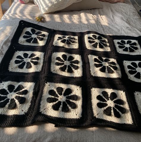 Crochet Black And White Crochet Granny Square, Crochet Mini Blanket, Crochet Blanket Black And White, Crochet Checkered Blanket, Black And White Crochet Blanket, Black Yarn Crochet Ideas, Pretty Granny Squares, Black Crochet Blanket, Crochet Blanket Black