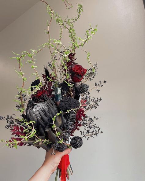 Ronniefloweer LLC, Woodinville on Instagram: “Devilish figure 💀🌹🖤 #seattle #weddings #florist #seattleflorist #wa #Washington #washingtonflorist #botanical #houseofbotanicals #events…” Beetlejuice Wedding, Become A Florist, Gothic Wedding Theme, Pirate Wedding, Gothic Flowers, Goth Garden, Pagan Wedding, Crystal Bouquet, Gothic Garden