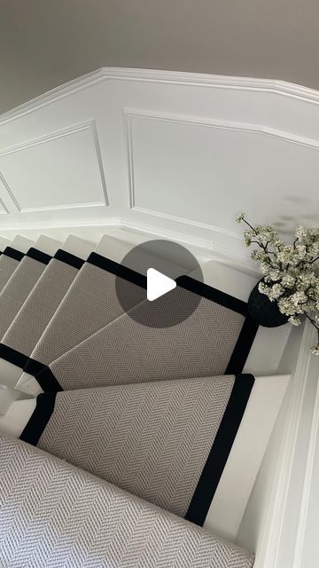 Lucy @homepoppylane on Instagram: "How to fix that awkward bottom step…. 

Stair Runner is The Home Poppy Lane Stair Runner from @floor.street Flooring also @floor.street Desert Oak Herringbone Laminate

 HOMEPOPPYLANE for 10% off your order 🤍 ad code 

#stairrunner #hallwayinspo #stairinspo #herringbonestairrunner #panellinginspo #herringboneflooring #desertoakherringbonelaminate #dessertoakherringbone" Stair Runner With Turn, Stair Carpet Runner Ideas, Landing Decor Upstairs, Stair Runner With Landing, Stair Runners Ideas, Carpeted Staircase Ideas, Landing Ideas Upstairs, Hall Stairs And Landing Decor, Stairs And Landing Decor