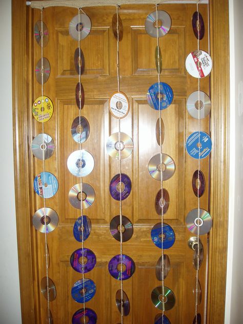 CD door curtain I made.... Cd Curtain Diy, 90s Door Decorations, Door Curtains Diy, Collaboration Art, Cd Craft, Los 70s, 90s Decor, Cd Wall, 90s Theme Party