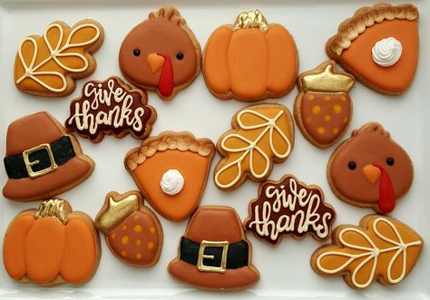 Simple Thanksgiving Cookies Royal Icing, Cute Thanksgiving Cookies Decorated, Thanksgiving Mini Cookies, Thanksgiving Cut Out Cookies, Thanksgiving Cookies Decorated Easy, Thanksgiving Royal Icing Cookies, Cookie Thanksgiving, Thanksgiving Sugar Cookies, Thanksgiving Cookies Decorated