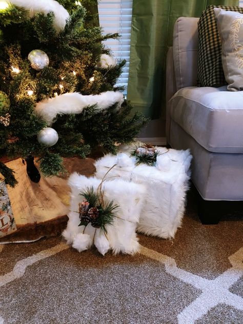 Faux Fur Ribbon On Christmas Tree, Fake Presents Under Tree, Fur Christmas Decor, Aspen Style, Fur Christmas Tree, Fake Gifts, Fur Decor, Unique Gift Wrapping, Christmas Themes Decorations