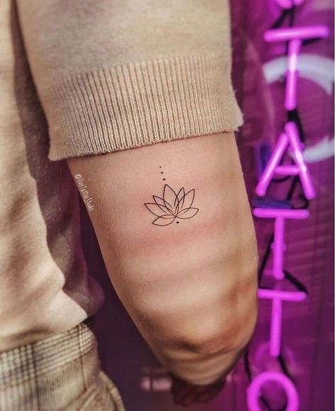 Lotusblume Tattoo, Small Lotus Tattoo, Small Pretty Tattoos, Small Girl Tattoos, Wrist Tattoos For Women, Small Hand Tattoos, Lotus Tattoo, Discreet Tattoos, Subtle Tattoos