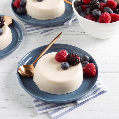 Earl Grey Panna Cotta, Italian Desserts Traditional, Vanilla Panna Cotta, Panna Cotta Recipe, Berry Sauce, American Desserts, Italian Desserts, Earl Grey, Pumpkin Bread