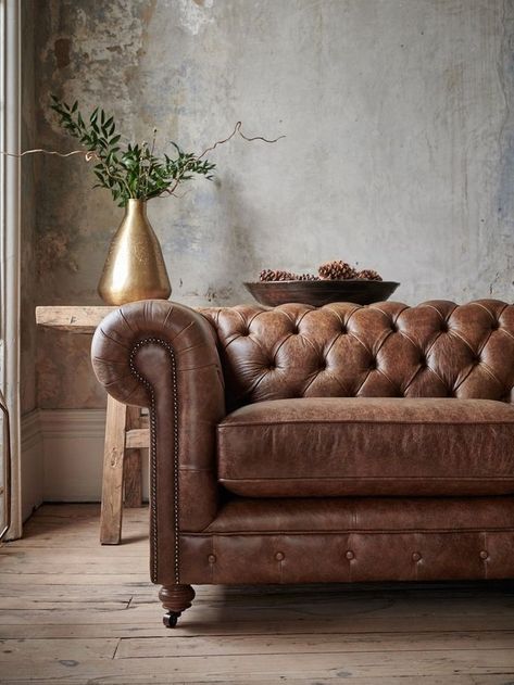 Leather Chesterfield Sofa Living Room, Chesterfield Sofa Living Room Ideas, Type Of Sofa, Chesterfield Lounge, Chesterfield Sofa Living Room, Chesterfield Living Room, Brown Leather Furniture, Chesterfield Couch, Chesterfield Bank