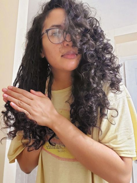 Day Two Curly Hair, Refreshing Curly Hair Next Day, Day Three Curly Hair Styles, 3rd Day Curly Hairstyles, Refresh Curls Natural Hair, Revive Curls Next Day, Hair Refresher Spray Diy, Sleeping With Curly Hair Tips, How To Refresh Curls In The Morning