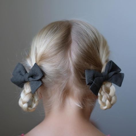 Easy hairstyles that don't look easy are our favorite kind ☺️These Braided Loop Pigtails fit the bill. We linked to the tutorial on our blog. Just click the link in our profile to learn how to do them yourself! // featuring our Olive Classic Bows pigtail set Latest Hairstyles For Ladies, Kid Hair, Toddler Hairstyles, Pigtail Braids, Pigtail Hairstyles, Kids Hair