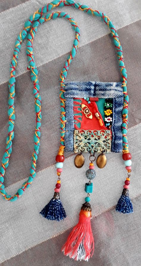 Fabric Necklaces Ideas, Upcycle Jewelry Ideas, Canvas Bag Design, Fiber Art Jewelry, Textile Necklace, Creation Art, Fiber Jewelry, Fabric Necklace, Assemblage Jewelry