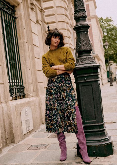 Sezane Skirt Outfit, Italian Autumn Outfits, How To Style Maxi Skirts, Sezane Winter, Sezane Style, Boots With Skirt, Skirts And Boots, Dress Design Ideas, Black Skirt Outfits