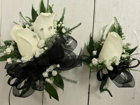 Black And White Corsage, Ranunculus Bulbs, Prom Flowers Corsage, White Corsage, Prom Corsage And Boutonniere, Corsage And Boutonniere, Corsage Prom, Dress Up Day, Prom Flowers