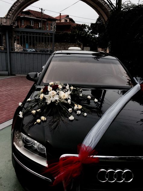 Classy Wedding Car Decorations, Bmw Wedding Car Decoration, Black Car Decorations For Wedding, Car Design For Wedding, Audi Wedding Car, Car Wedding Decoration Ideas, Wedding Cars Decoration Ideas, Wedding Car Aesthetic, Bride Car Decoration