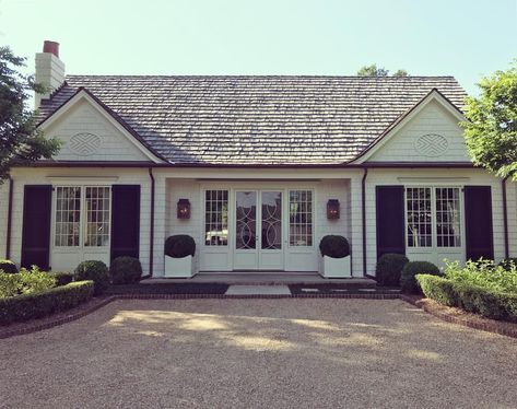 Front House Curb Appeal, House Curb Appeal, Anna Evans, 1940s Cottage, Housing Plan, Small House Remodel, Minimal Traditional, Cottage Exteriors, Ranch Remodel