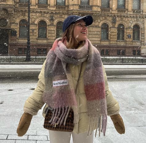 Girl poses in colorful scarf Muffler Outfit Women, Acne Scarf Outfit, New York Spring Outfits, Plaid Scarf Outfit, Acne Studios Scarf, Scarf Aesthetic, Scarf Outfit Winter, Funky Clothes, December Outfits