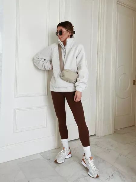 Japan Autumn Outfit, Brown Leggings Outfit, Winter Athleisure Outfits, Athleisure Outfits Winter, Workout Outfits Winter, Workout Leggings Outfit, Athleisure Chic, Leggings Outfit Winter, Cella Jane