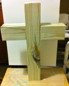 how to make a wood cross Barnwood Cross Ideas, Diy Wood Cross Memorial, Pallet Wood Cross Diy, How To Make A Cross, Diy Wooden Cross, Salvaged Wood Projects, 4x4 Wood Crafts, Wooden Crosses Diy, Wood Crosses Diy