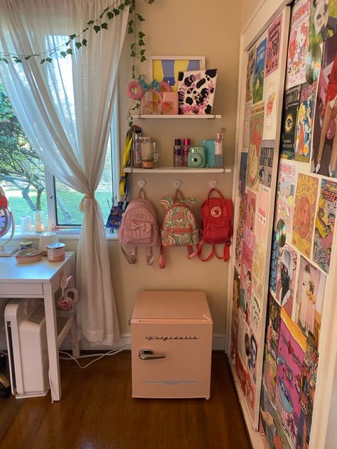 mini fridge is so clutch Mini Room Decor Small Spaces, Cute Mini Fridge In Bedroom, Aesthetic Mini Fridge, Mini Fridge Aesthetic, Bedroom Mini Fridge, Cluttered Room Aesthetic, Mini Fridge Decor, Mini Fridge In Bedroom Aesthetic, Mini Fridge In Bedroom