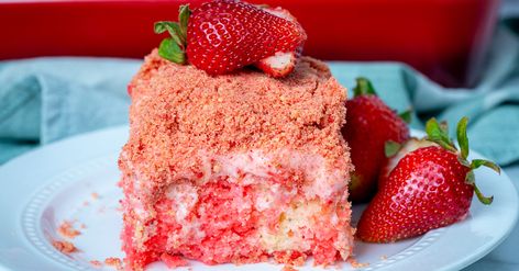 Strawberry Crunch Poke Cake | 12 Tomatoes Strawberry Crunch Banana Pudding, Strawberry Crunch Poke Cake, Church Desserts, Strawberry Crunch Cake, Bundt Recipes, Strawberry Crunch, Crunch Cake, Colby Jack, Poke Cakes