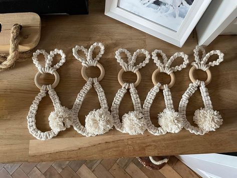 Macrame Bunny Tutorial, Macrame Bunny Ears, Spring Macrame, Rabbit Macrame, Macrame Sheep, Macrame Nursery, Easy Easter Decorations, Knots Diy, Jute Crafts