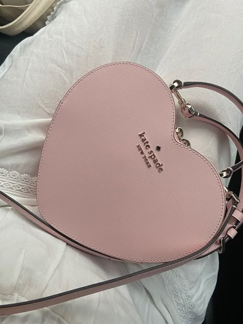 Kate Spade Love Shack Heart Purse, Kate Spade Pink Heart Bag, Heart Bag Kate Spade, Heart Purse Aesthetic, Cute Pink Bags, Coach Bag Pink, Kate Spade Heart Purse, Arianna Aesthetic, Kate Spade Heart Bag