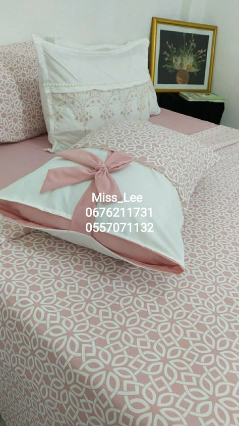 Bedsheets Ideas, Draps Design, Bed Sheet Painting Design, Bed Cover Design, Designer Bed Sheets, Diy Room Decor Videos, Pillows Decorative Diy, Pillow Crafts, Hand Painted Fabric