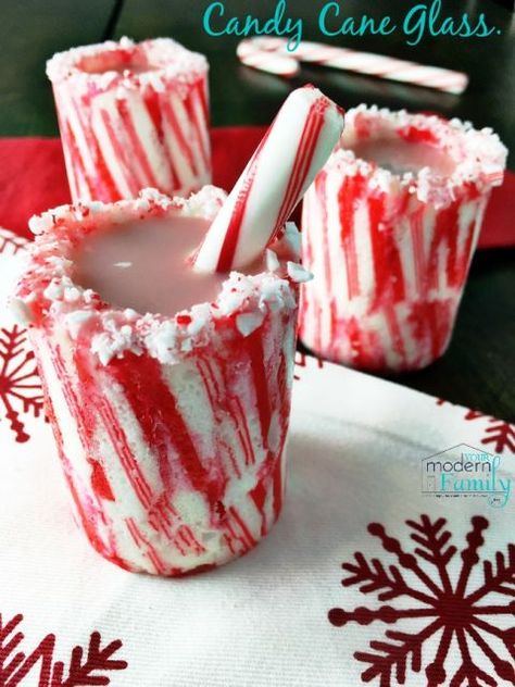 Make Shot Glasses: Eat, drink, and be merry! Find more easy and tasty homemade candy cane recipes and ideas for cakes, cookies, cupcakes, pies, and many holiday desserts here. Edible Shot Glasses, Peppermint Christmas Cookies, Mold Recipes, Candy Shots, Shot Glass Desserts, Edible Candy, Cookie Shots, Easter Napkins, Glass Dessert