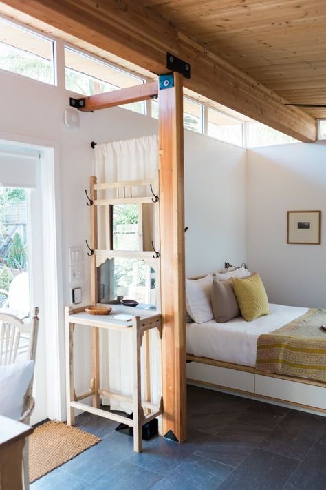 Beautiful and Minimalistic 364 Square Feet Tiny House in California Built for Dreamy Guest House - Rebecca Froelich of San Rafael, California has always dreamed of building the perfect guest house in the back of her property. After discovering the Modern Shed company, they designed their ideal 364 square foot tiny house and then filled it with beauty. From the stark white exterior to the warm and cozy interior, we love everything about this tiny guest house! Apartment Furniture Layout, Classic Outdoor Furniture, Backyard Guest Houses, Entry Area, Bed Nook, Open Floor House Plans, Bedroom Nook, Modern Shed, Cushion Storage