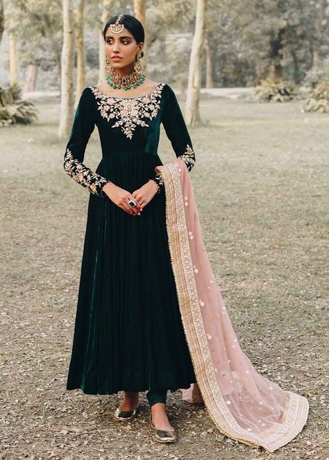 Embellished Outfit, Faiza Saqlain, Velvet Anarkali, Anarkali Frock, Green Anarkali, Emerald Green Velvet, Velvet Dress Designs, Silk Kurti, Velvet Sleeve