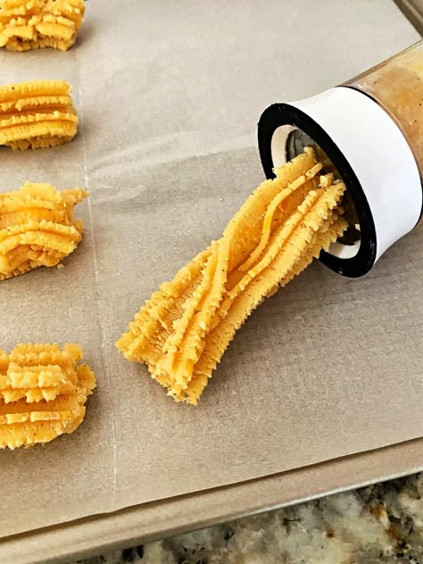 Cheese Straws Recipe Pioneer Woman, Cheese Spritz Crackers, Cheese Straws Recipe Southern Living, Southern Cheese Straws, Spritz Crackers, Cheese Straws Easy, Wine Biscuits, Savory Crackers, Cheese Straw