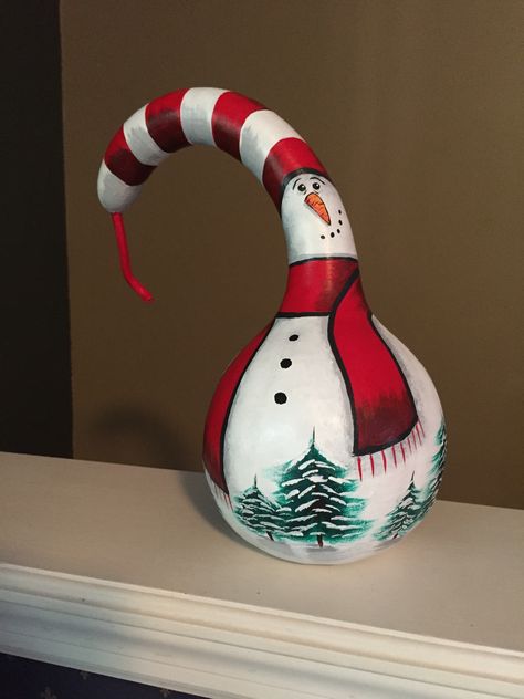 Gourd Snowman Ideas, Christmas Gourd Ideas, Gourd Christmas Decorations, Christmas Gourds Crafts, Snowman Gourds Painted, Painted Gourds Ideas Patterns, Apple Gourds Ideas, Painted Gourds Ideas Christmas, Gourd Gnomes