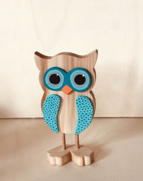 Wood Owls Craft Ideas, Owl Garden Art, Owl Templates, Wood Log Crafts, Whale Stuffed Animal, Owl Wall Decor, Scrap Wood Crafts, Intarsia Patterns, Wood Owls