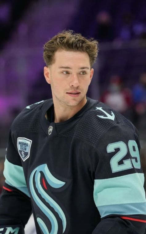 Pro Hockey Players, Hockey Players Funny, Hockey Girlfriend, Hot Hockey Players, Ice Hockey Teams, Ice Hockey Players, Hockey Player, Hottest Guy Ever, Nhl Hockey