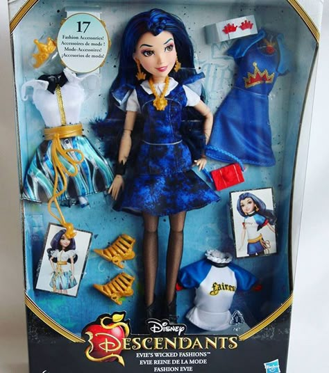 Disney Descendants Evies Wicked Fashions is such an amazing set! ❤ ☆Check out my review Descendants Dolls, Auradon Prep, Disney Descendants Dolls, Descendants Evie, Disney Descendants Party, Daughter Of Evil, Descendants Wicked World, Evie Descendants, Disney Descendants Movie