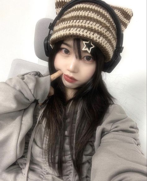 Shy Girls, Korean Aesthetic, Uzzlang Girl, Outfit Inspiration Fall, December 1, I Love Girls, Cute Poses, Cute Selfie Ideas