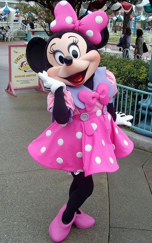 Minnie Mouse; pink, spots and bows relate to pin of the day Characters Costumes, Tout Rose, Pink Umbrella, I Believe In Pink, Pink Minnie, Mickey Y Minnie, Disney Travel, Mini Mouse, Tickled Pink