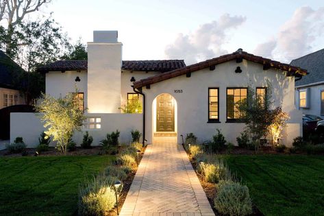 Inviting Spanish style home gets refreshed in Southern California Modern Spanish Style Homes Exterior, Spanish Style Home Exterior, Modern Spanish Style Homes, Modern Spanish Style, Luxury Mediterranean Homes, Mediterranean Homes Exterior, Spanish Revival Home, Mediterranean Mansion, Mediterranean House Plans