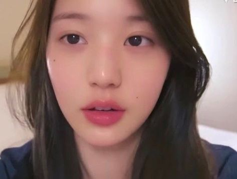 Wonyoung Natural Face, Bare Face Kpop Idols, Wonyoung Natural Make Up, Wonyoung Glass Skin, Kpop Idols Bare Face, Wonyoung Clear Skin, Wonyoung Bare Face, Wonyoung Glasses, Wonyoung Skin