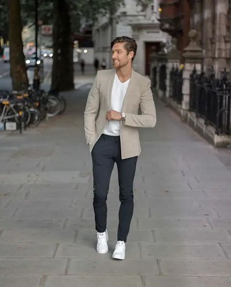 Men’s business attire guide for spring 2024 15 ideas Blazers For Men Casual, Mens Casual Suits, Suits And Sneakers, Blazer Outfits Men, Blazer Outfits Casual, Blazer And T Shirt, Formal Men Outfit, Mens Fashion Blazer, Smart Casual Men