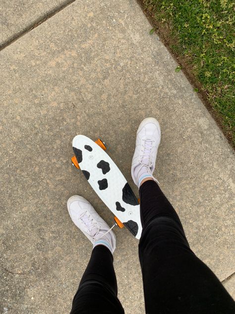 Penny Board Girl, Penny Board Design, Aesthetic Cow, Aesthetic Skateboard, Board Skateboard, Longboard Design, Skateboarding Tricks, Skateboard Aesthetic, Skateboard Art Design