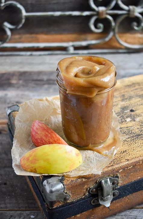 Easy Vegan Date Caramel via @shaneandsimple Healthy Snacks Vegan, Date Caramel, Caramel Recipe, Snacks Vegan, Quick Healthy Snacks, Healthy Vegan Snacks, Desserts Vegan, Vegan Sauces, Caramel Recipes